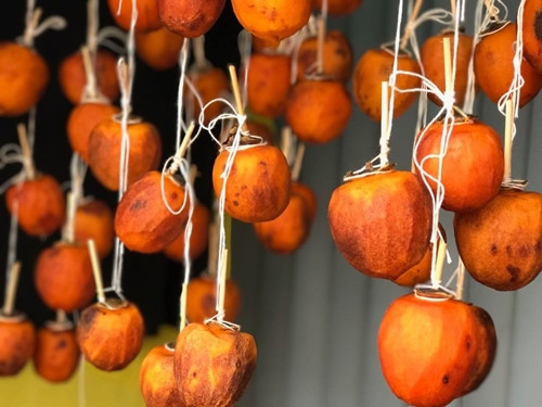 Vì vậy mọi người nhớ sau khi ăn quả hồng thì không được ăn trứng. Tốt nhất là phải để cách thời gian dài, nếu không có thể tạo ra chất gây ung thư, tương đương với việc nuôi các tế bào ung thư.