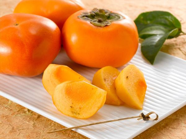 Ăn hồng ngay sau khi ăn trứng có thể gây ngộ độc thực phẩm và viêm ruột cấp tính, dẫn đến nôn mửa, tiêu chảy. Quan trọng nhất là một số chất trong quả hồng và protein trong trứng khi kết hợp với nhau sẽ tạo ra một số phản ứng hóa học rất độc hại, ra chất gây ung thư.