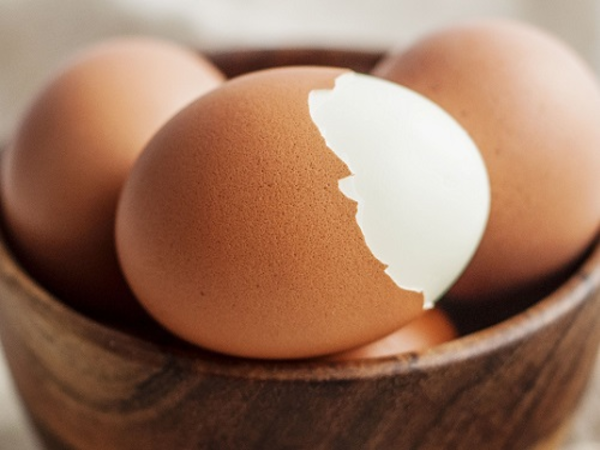 Ngoài quả hồng, trà xanh thì các chuyên gia dinh dưỡng cũng khuyên không nên ăn trứng cùng thịt thỏ. Hai loại này gặp nhau sinh ra phản ứng làm kích thích dạ dày và gây rối loạn tiêu hóa cho người ăn.