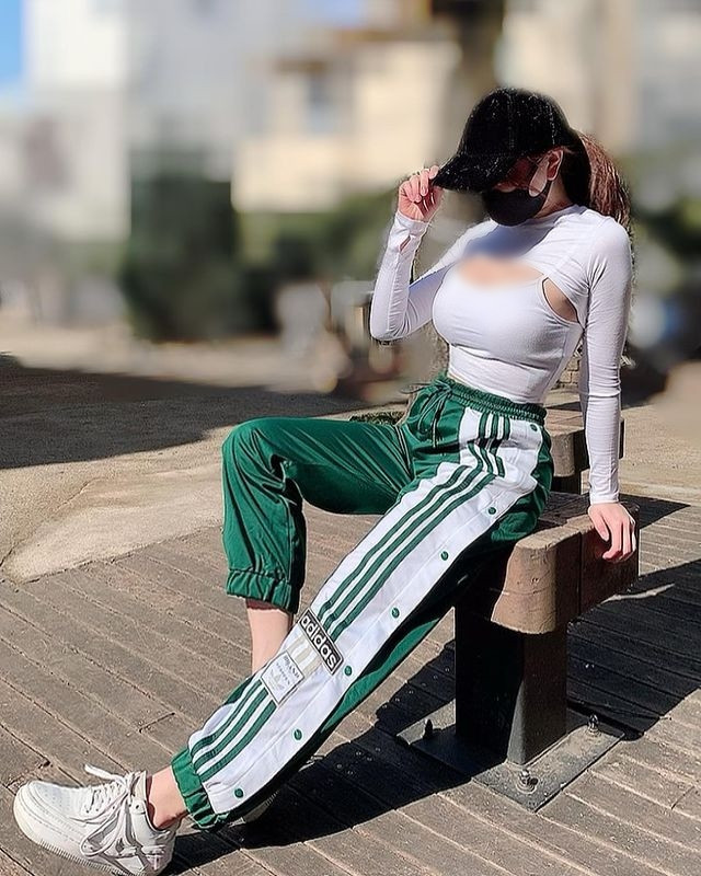 Bộ trang phục thể thao rất bình thường cũng khiến Tomomi Morisaki thu hút mọi sự chú ý bởi thân hình cực kỳ quyến rũ của cô nàng.