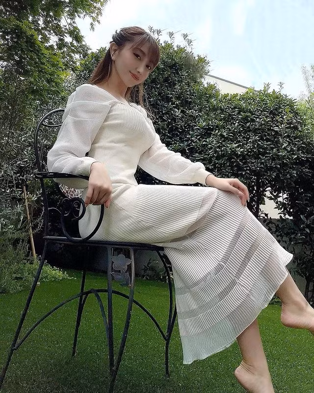 Nhờ nhan sắc vượt trội và cách nói chuyện duyên dáng, thân thiện, kênh Youtube của Tomomi Morisaki đã thu hút hơn 480.000 lượt theo dõi. Mọi người rất thích thú với sinh hoạt đời thường của nữ diễn viên gợi cảm.