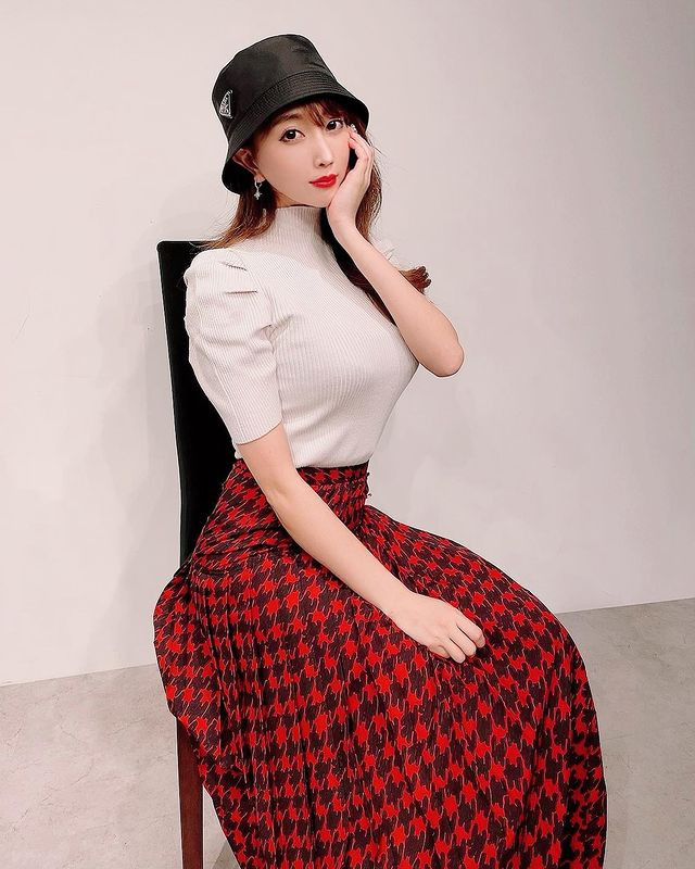 Trên trang cá nhân Instagram, Tomomi Morisaki thường xuyên chia sẻ những hình ảnh xinh đẹp lung linh và vô cùng gợi cảm của mình, thu hút hàng trăm ngàn lượt yêu thích và chia sẻ.