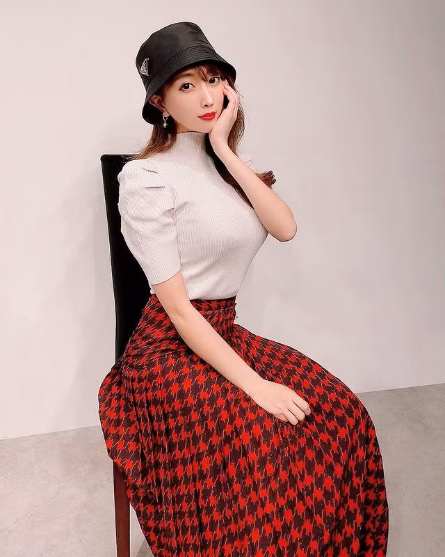 Trên trang cá nhân Instagram, Tomomi Morisaki thường xuyên chia sẻ những hình ảnh xinh đẹp lung linh và vô cùng gợi cảm của mình, thu hút hàng trăm ngàn lượt yêu thích và chia sẻ.