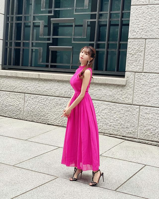 Khi xuất hiện tại một số sự kiện, nữ diễn viên cũng chọn đồ đơn giản, không cầu kỳ. Thế nhưng chính nhờ vậy lại tôn lên dáng dấp nóng bỏng khó ai sánh bằng.