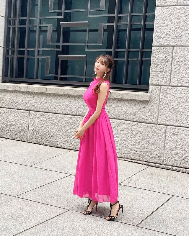 Khi xuất hiện tại một số sự kiện, nữ diễn viên cũng chọn đồ đơn giản, không cầu kỳ. Thế nhưng chính nhờ vậy lại tôn lên dáng dấp nóng bỏng khó ai sánh bằng.