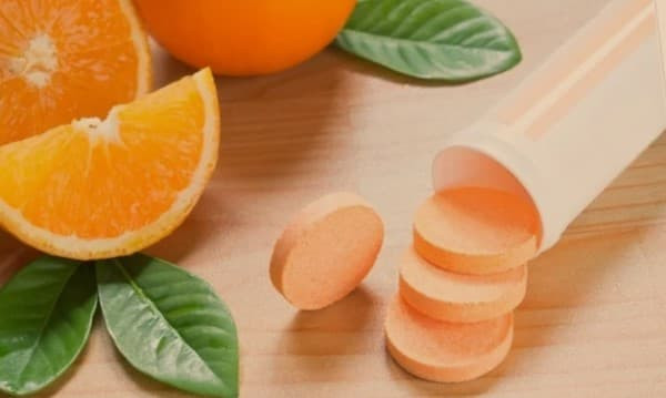 Tuy nhiên, đối với một số người có chất lượng giấc ngủ tương đối kém, rất có thể họ đang thiếu đi loại vitamin vô cùng quan thuộc này. Các nghiên cứu cho thấy, đối với con người, vitamin C có thể thúc đẩy quá trình tổng hợp chất dẫn truyền thần kinh, và chất dẫn truyền thần kinh có thể giúp cải thiện chất lượng giấc ngủ.