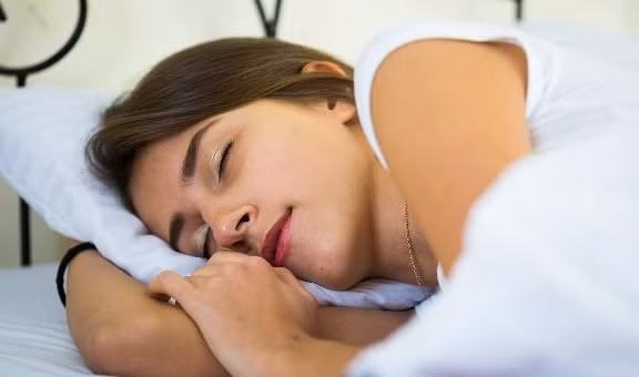 Xin nhắc nhở mọi người, đặc biệt chú ý rằng, hiện tượng thường xuyên nằm mơ phần lớn liên quan đến não bộ và thần kinh. Để biết chính xác mình đang thiếu hụt dưỡng chất, vitamin nào hoặc mắc phải bệnh gì, bạn nên đi khám và tham khảo ý kiến bác sĩ để bổ sung vitamin phù hợp.