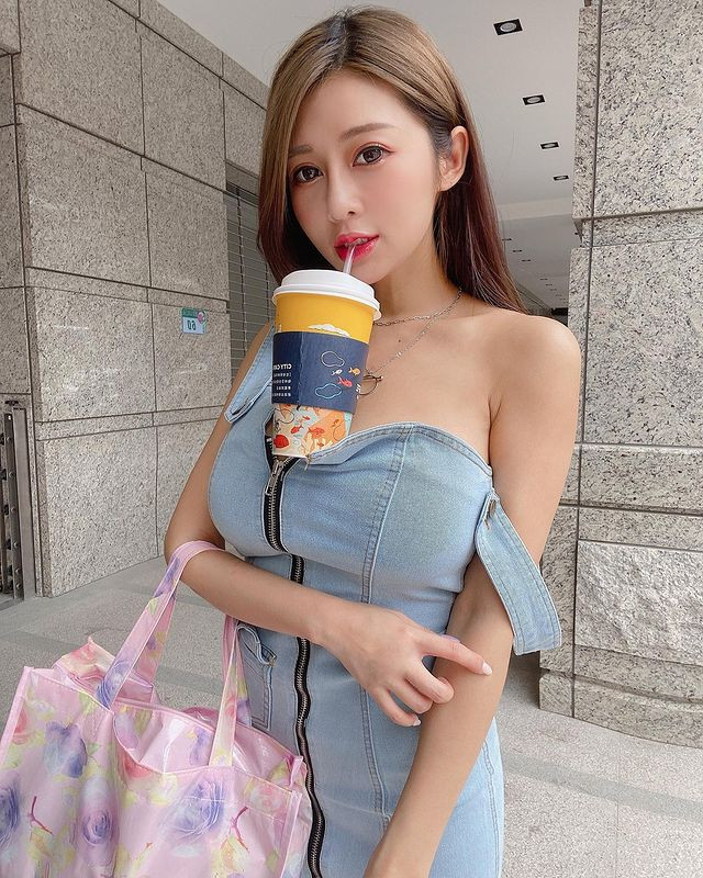 Trước đây không lâu, An Hi cũng chạy theo trào lưu cực nổi của cư dân mạng, hoàn thành thử thách ngực khủng, dùng ngực đỡ ly trà sữa. Qua thử thách này, cô nàng cũng kéo thêm cho mình thêm fan và anti fan.