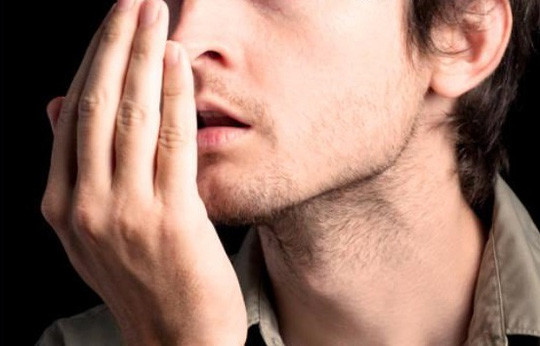 Nếu như hôi miệng lại đi tiểu có bọt thì cũng cần lưu tâm. Cụ thể, hãy quan sát bồn cầu sau khi đi tiểu, nếu thấy có bọt khí không phân tán trong 2 đến 3 phút thì tốt nhất nên đi khám ngay.