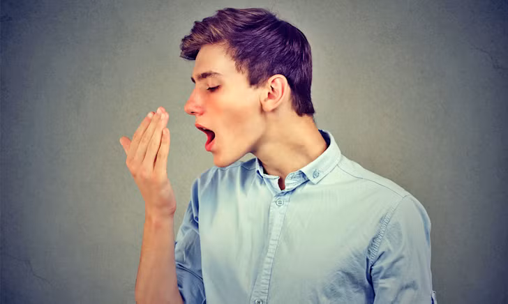 Mới đây, bác sĩ Giang Khôn Tuấn, bác sĩ người Trung Quốc đã chia sẻ trên một chương trình y khoa và cho biết, mùi hôi ở mồm miệng chủ yếu đến từ hai nơi. Một là đường hô hấp. Ví dụ như bệnh nhân bị viêm xoang hoặc áp xe phổi, có thể tạo ra một số mùi khó ngửi.