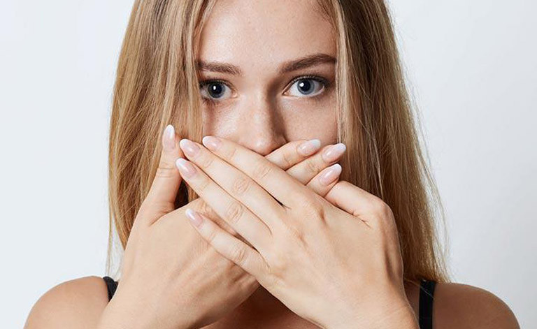 Thế nhưng, nếu không phải do hai nguyên nhân phía trên, hãy cực kỳ cẩn thận. Một số bệnh khác cũng sẽ khiến hơi thở có mùi rất đặc biệt. Bác sĩ Giang Tuấn Khôn cho biết, bệnh nhân tiểu đường sẽ tiết ra ketoacid và khi họ bị các vấn đề về gan, do nhiều chất cặn bã không thể chuyển hóa, họ có thể bị mùi mồ hôi, nước tiểu, thậm chí là mùi hơi thở cực hôi.