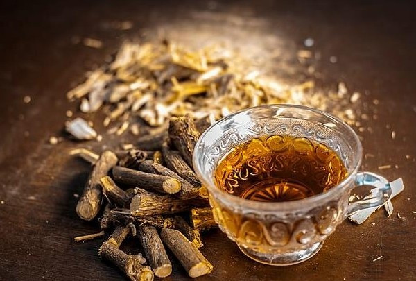 Tuy nhiên, dùng cam thảo lâu dài và quá thường xuyên không những không có lợi, không bảo vệ được sức khỏe mà còn đầu độc cơ thể, gây phù chân tay và tiềm ẩn các rủi ro khác.