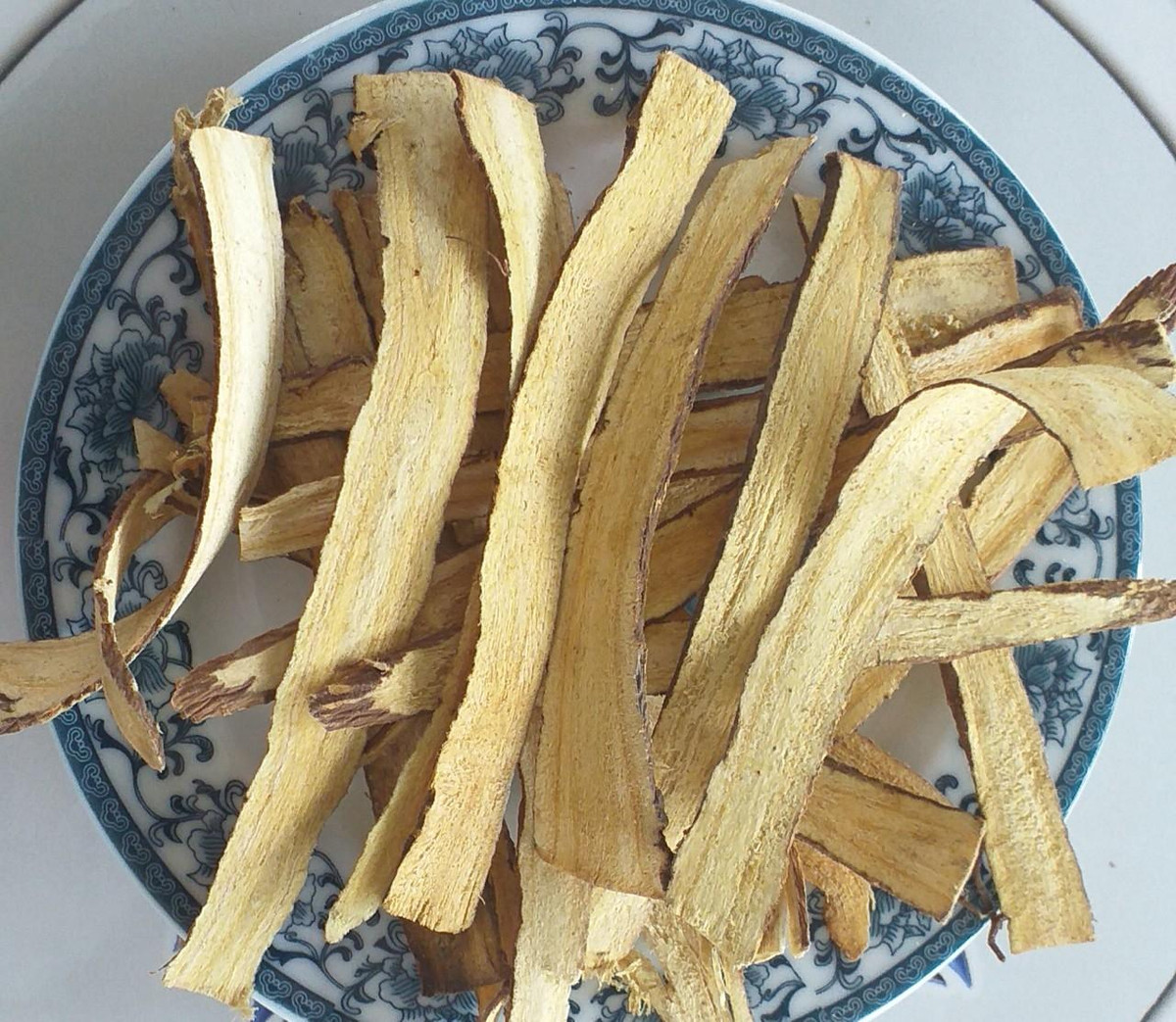 Do đó, sử dụng cam thảo tươi hay chế phẩm cam thảo trên diện rộng và lâu dài có thể gây mệt mỏi, giảm sức cơ, đau cơ, giảm lượng nước tiểu, phù chân tay, tăng huyết áp.