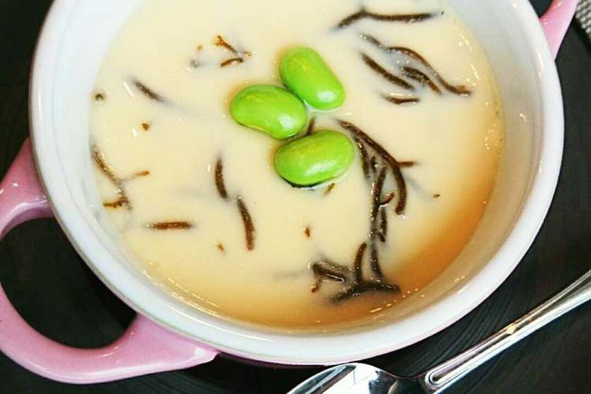 Khi ăn món cá nhảy múa đặc sản này, thực khách được phục vụ một chén lớn đựng cá sống. Chén nhỏ bên cạnh đựng trứng trộn giấm. Giấm còn được rưới lên thân cá để chúng xót và "nhảy múa" mạnh hơn.