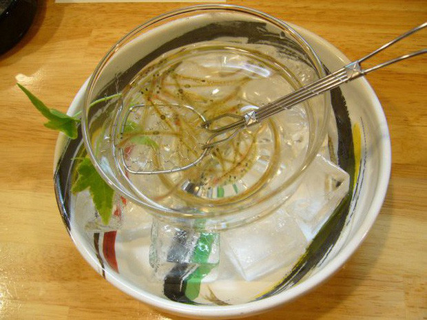 Món ăn này thậm chí còn được đánh giá là món ăn tàn nhẫn và đau đớn hơn vì khiến những con cá bị ăn sống nuốt tươi một cách trực tiếp. Cách ăn của loài cá này rất đặc biệt, ăn trong khi chúng vẫn còn sống, nhảy búng trong miệng nên được gọi là Odorigui (tạm dịch: nhảy trong khi bị ăn thịt).