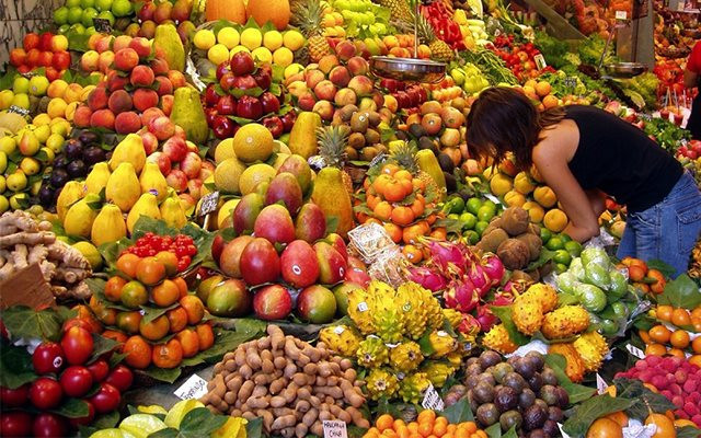 Khi đi chợ, bạn sẽ thấy rằng nhiều loại trái cây tươi đã được bày bán trên thị trường, như táo, chuối, lê, lựu, đào. Mỗi loại đều có màu sắc rực rỡ, nhìn vào đã thấy thèm thuồng, muốn mua ngay. Tuy nhiên, chưa chắc những loại trái cây nhìn đẹp mắt ăn vào lại tốt, có thể là trái cây ngâm thuốc bảo quản.