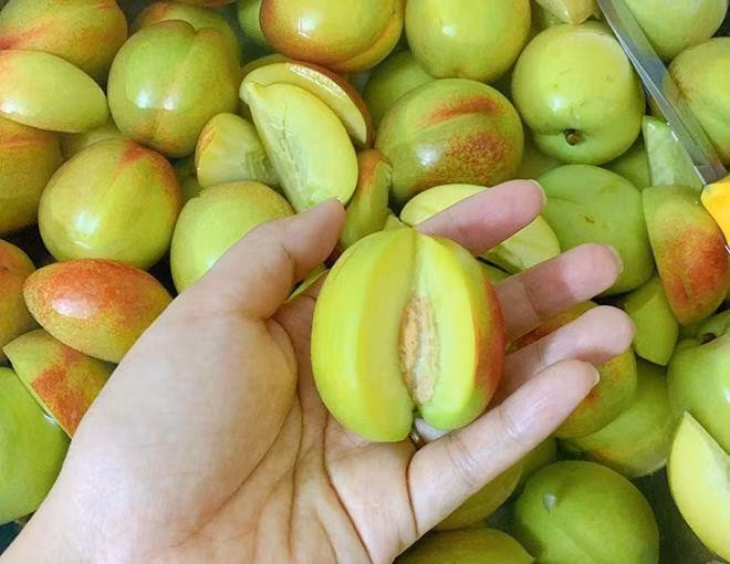 Ngoài ra, mua hàng phải có kiến thức, không phải lúc nào cũng nghe quảng cáo của chủ cửa hàng, có thể mua phải trái cây có hại cho sức khỏe.