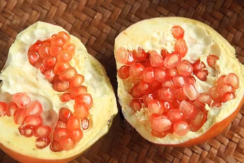 Lựu cũng có quả ngọt quả chua nhưng để tăng lợi nhuận, nhiều thương lái sẵn sàng tiêm chất tạo ngọt vào trong lựu. Chất này sẽ khiến lựu ngọt hơn nhiều nhưng ăn phải dễ bị ngộ độc.