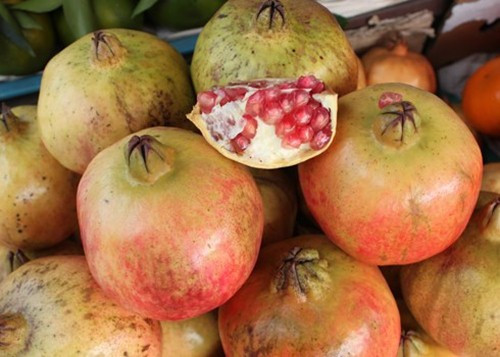 Như vậy, khi chọn hoa quả, bạn phải ngửi mùi vị của hoa quả trước, một số chất phụ gia có mùi rất hăng, nếu ngửi thấy thì tốt nhất không nên mua. Tiếp đến là màu sắc, màu sắc nếu quá đồng đều, không có chút tỳ vết nào cũng nên cẩn thận.