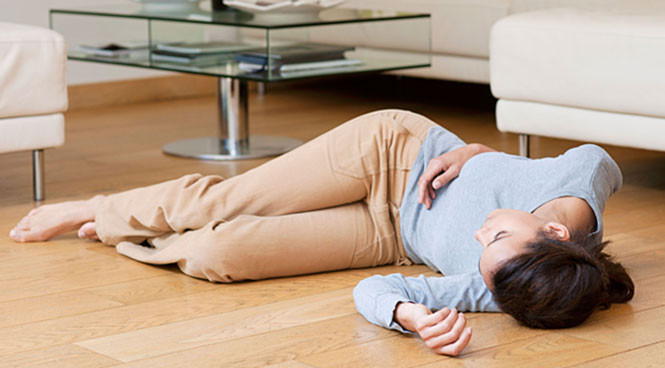 Nhồi máu não nếu không được điều trị kịp thời dễ gây ra hiện tượng nhồi máu cơ tim, đặc biệt trong cơn nhồi máu não thường kèm theo hiện tượng thiếu máu cơ tim, dễ đột tử. Ngoài ra cũng gây ra các biến chứng khác như nhiễm trùng phổi, liệt, loét do áp suất...