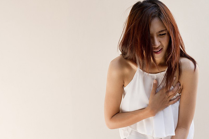 Đề cập đến các triệu chứng của viêm cơ tim, bác sĩ Ngô chỉ ra rằng, những triệu chứng này có thể bao gồm sốt, suy tim, thở khò khè, nhịp tim và mạch đập yếu, tim đập nhanh, nhịp phi nước đại và thậm chí là sốc.