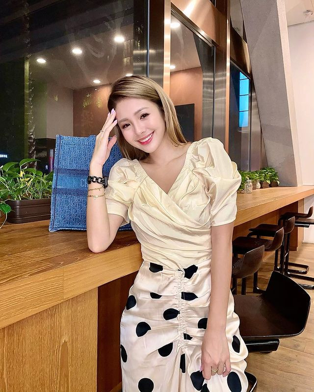 Đa số trang phục mà Từ Vĩ Ngâm lựa chọn đều khá kín đáo và có tính ứng dụng rất cao, diện được trong hầu hết các hoàn cảnh.