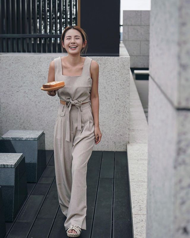 Trước đó, Từ Vĩ Ngâm từng nhiều lần diện đồ khoe eo thon, dáng chuẩn nhưng chưa lần nào cô nàng mắc lỗi phối đồ. Ví dụ như bộ trang phục này, vừa thời thượng lại vô cùng tôn dáng của nữ MC.