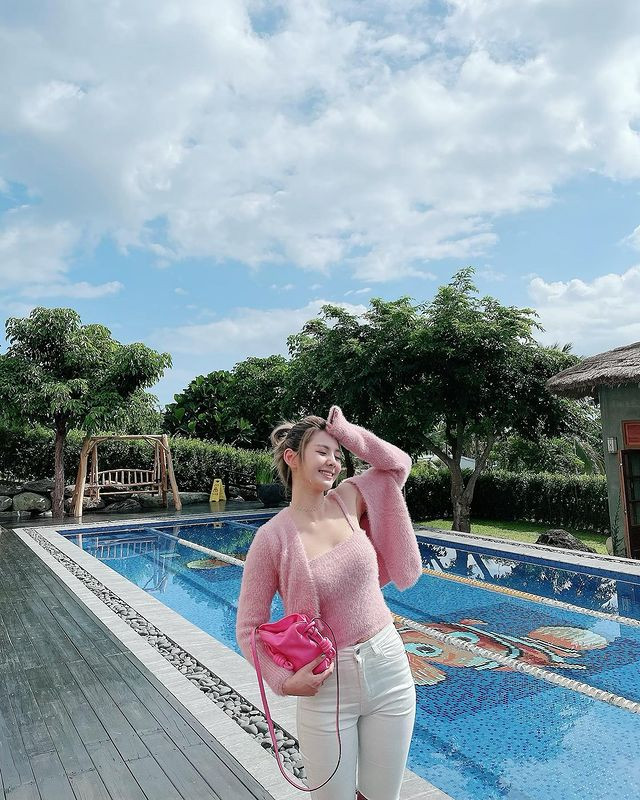 Có thể thấy, một thân hình đẹp giúp Từ Vĩ Ngâm diện được vô số trang phục khác nhau. Cô nàng biến hóa từ phong cách kẹo ngọt sang cá tính, quyến rũ một cách linh hoạt.