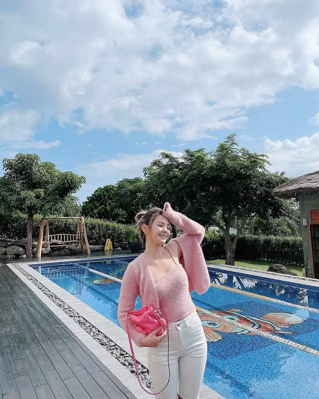 Có thể thấy, một thân hình đẹp giúp Từ Vĩ Ngâm diện được vô số trang phục khác nhau. Cô nàng biến hóa từ phong cách kẹo ngọt sang cá tính, quyến rũ một cách linh hoạt.