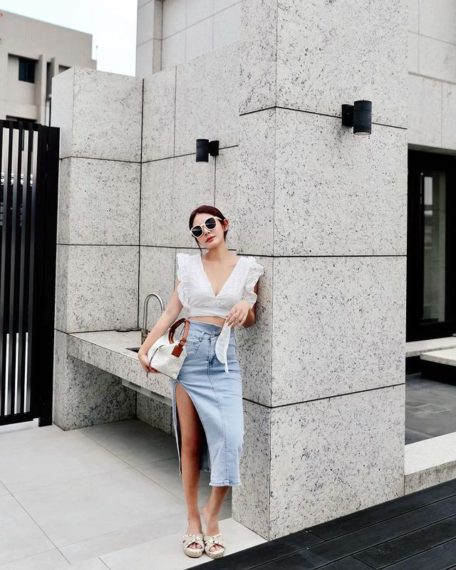 Có anti fan thậm chí còn cho rằng, Từ Vĩ Ngâm cố tình chụp ở góc hiểm để lộ điểm nóng bỏng nổi bật của mình, lôi kéo sự chú ý.