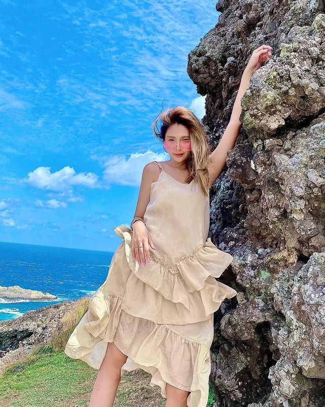 Khi đi chơi, đi du lịch, Từ Vĩ Ngâm thường lựa chọn những bộ váy bánh bèo, trang phục này giúp cô nàng vừa nữ tính là vừa thu hút, dễ tạo dáng lại an toàn, thoải mái.