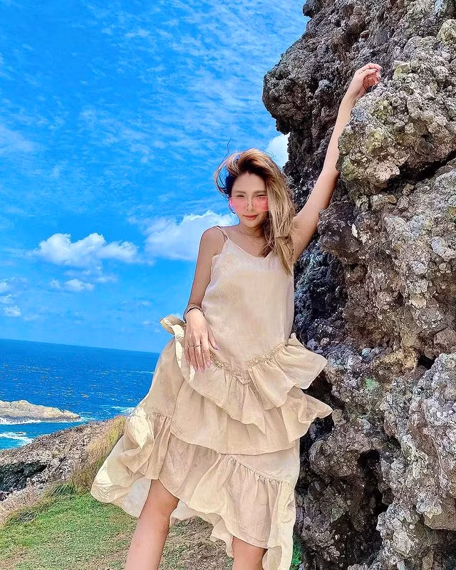 Khi đi chơi, đi du lịch, Từ Vĩ Ngâm thường lựa chọn những bộ váy bánh bèo, trang phục này giúp cô nàng vừa nữ tính là vừa thu hút, dễ tạo dáng lại an toàn, thoải mái.