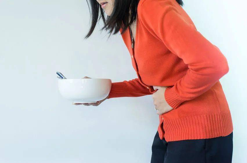 Thứ hai, sụt cân không rõ nguyên nhân. Ở một số bệnh nhân ung thư tuyến tụy, giai đoạn đầu mắc bệnh, cân nặng sẽ sụt giảm nhanh chóng. Điều này liên quan đến các yếu tố như tiêu hao tế bào ung thư, chán ăn, rối loạn tiêu hóa và hấp thu.