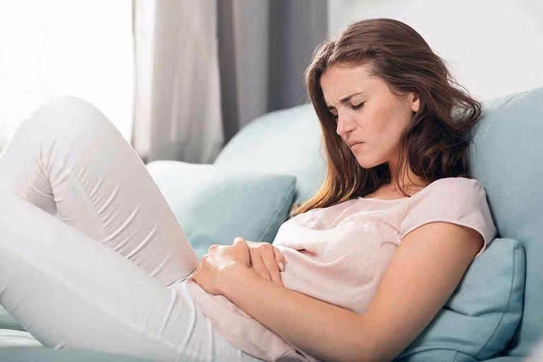  2. Đau dạ dày do bệnh túi mật: Cơn đau do viêm túi mật hoặc sỏi mật truyền đến dạ dày và là một loại đau bụng khó chịu, đồng thời sẽ bị đau ở cánh tay phải và bả vai phải, khi ấn vào vùng bụng trên bên phải sẽ có cảm giác đau rõ rệt, có thể phân biệt với bệnh đau dạ dày.