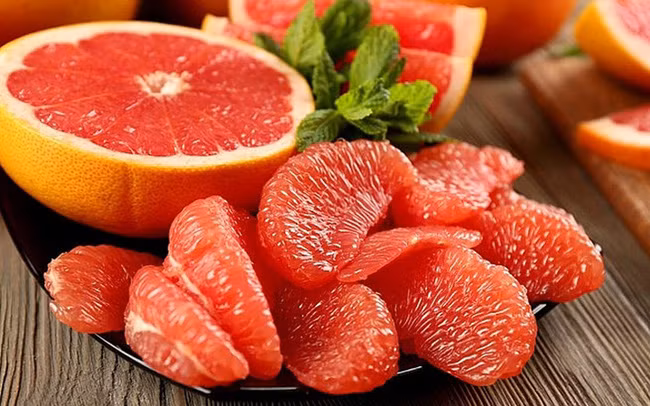 Ăn bưởi trong dịp Tết Trung thu gần như là một thói quen nhiều người dân châu Á. Gần đây, trên mạng xã hội Trung Quốc liên tục lan truyền chủ đề "Đừng bao giờ đông lạnh bưởi" hay "Điều cấm kỵ dị Trung thu", nội dung về một món ăn kinh dị làm từ bưởi.