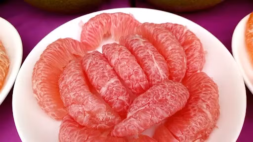 Cư dân mạng này sau đó đã chụp lại hình ảnh về món bưởi đông đá kinh dị của mình và chia sẻ lên Weibo kèm theo dòng trạng thái nhắc nhở: "Bạn có thể đông đá bất kỳ loại trái cây nào, nhưng đừng đông lạnh bưởi".