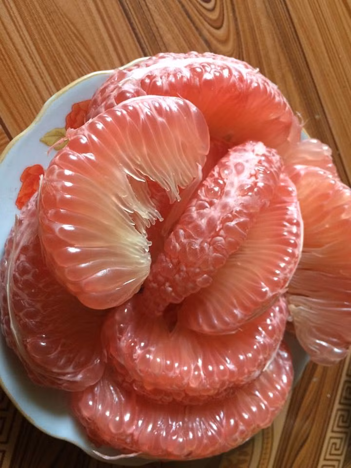 Nhiều cư dân mạng sau khi nhìn vào hình ảnh cũng không khỏi sợ hãi và cho rằng đây quả thực là món ăn quá kinh dị. Thậm chí có một số người sau khi nhìn những hình ảnh này còn bày tỏ, họ không muốn ăn bưởi nữa.