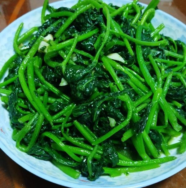 Tuy vậy, cũng lưu ý rằng không phải ai cũng thích hợp ăn rau khoai lang. Một số người tiêu hóa kém không nên ăn. Cũng không nên ăn rau khoai lang lúc đói. Không ăn sống, phải nấu chín rau khoai lang. Không ăn quá thường xuyên vì rau khoai lang nhiều canxi, có thể gây sỏi thận.