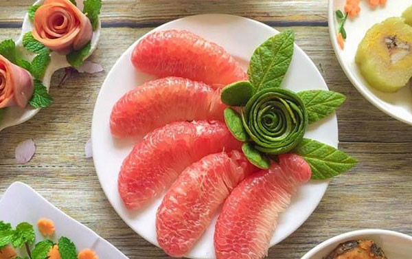 Khi thuốc uống vào cơ thể, chúng có thể bị phân hủy bởi các enzym trong gan hoặc được các chất vận chuyển ở ruột non hấp thụ. Bưởi là trái cây nguy hiểm khi dùng chung với thuốc, có thể gây ra những thay đổi trong các enzym này và protein vận chuyển, dẫn đến nồng độ thuốc trong cơ thể bị đẩy lên quá cao hoặc đẩy xuống quá thấp.