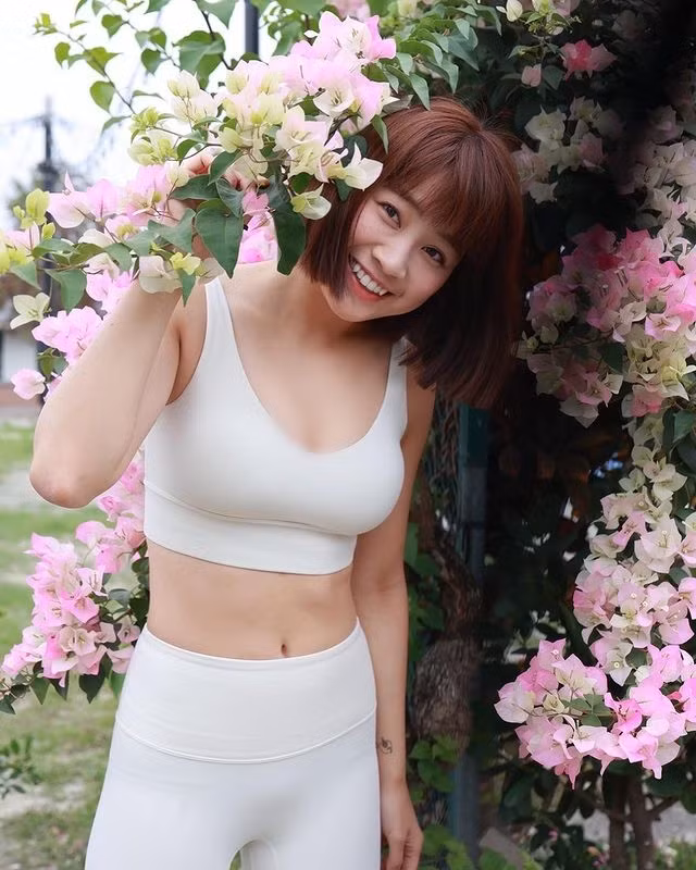 Xuất thân là hot girl đội cổ vũ, Trần Y luôn phải giữ dáng vóc thật thon gọn, chính vì thế niềm đam mê của cô nàng ngoài nhảy múa, ca hát chính là tập thể hình.