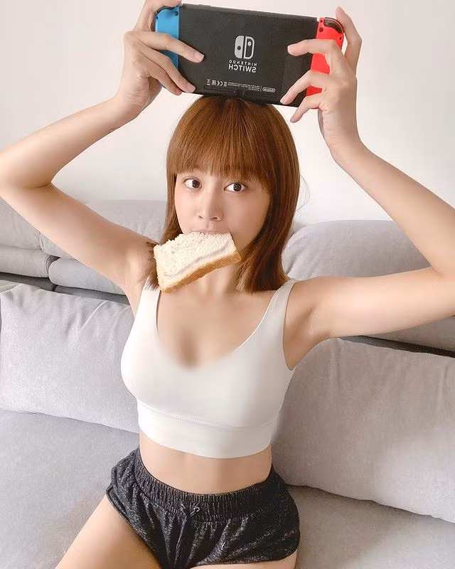 Trần Y thường ăn các loại thức ăn giàu chất xơ, hạn chế ăn tinh bột, bổ sung protein và vitamin đầy đủ. Nhờ vậy, mỗi khi diện đồ tập, cô nàng vô cùng tự tin khoe cơ thể.