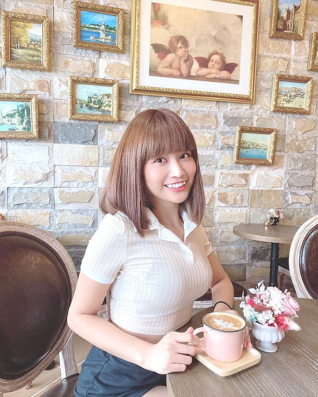 Dù mặc kín đáo, Trần Y vẫn vô cùng nổi bật, thu hút với dáng vóc chữ S bốc lửa của mình.