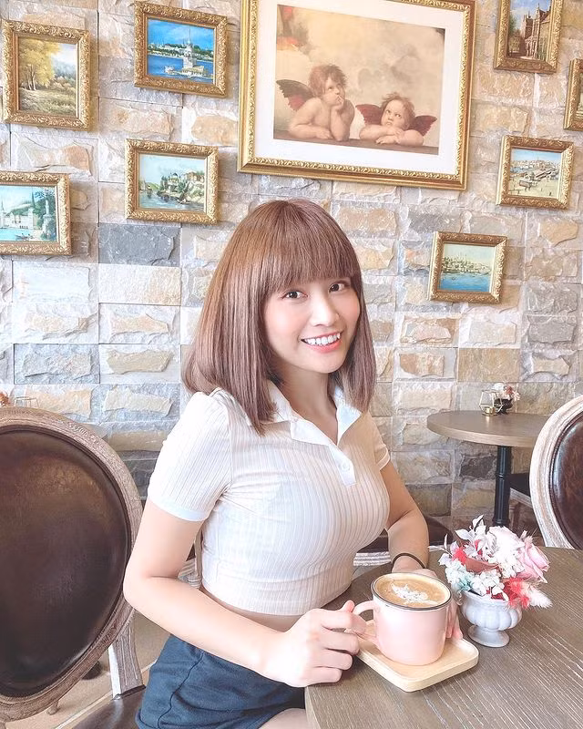 Dù mặc kín đáo, Trần Y vẫn vô cùng nổi bật, thu hút với dáng vóc chữ S bốc lửa của mình.