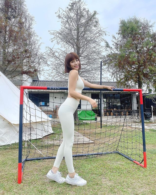 Khoác lên mình bộ đồ tập, Trần Y khoe trọn đường cong thanh xuân của mình. Cùng với nụ cười thường trực trên môi, hot girl khiến mọi người mê đắm vẻ đẹp tươi trẻ, quyến rũ của mình.