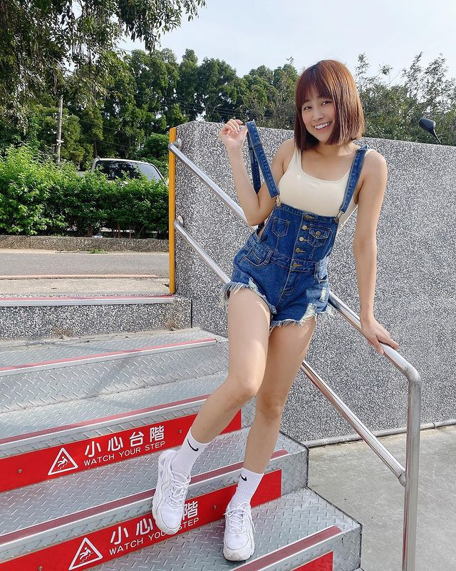 Trang phục ưa thích của Trần Y là những set đồ năng động, trẻ trung nhưng không kém phần nữ tính.