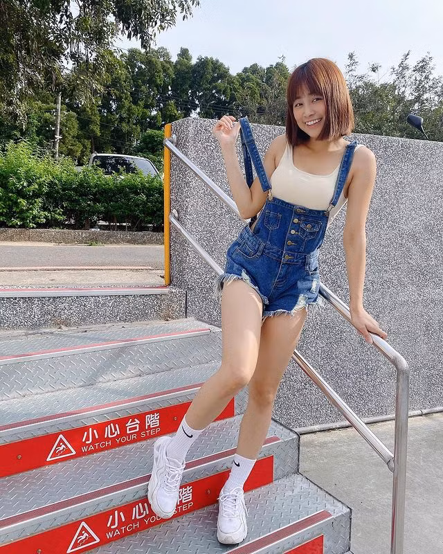 Trang phục ưa thích của Trần Y là những set đồ năng động, trẻ trung nhưng không kém phần nữ tính.