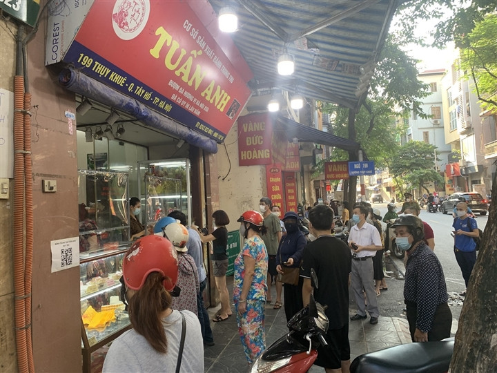 Cận Rằm tháng 8: Nơi xếp hàng chờ mua, nơi không bóng khách mua bánh - Hình 3 Can Ram thang 8: Noi xep hang cho mua, noi khong bong khach mua banh-Hinh-3