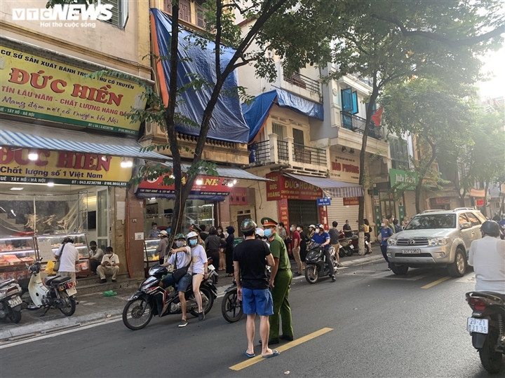 Cận Rằm tháng 8: Nơi xếp hàng chờ mua, nơi không bóng khách mua bánh - Hình 4 Can Ram thang 8: Noi xep hang cho mua, noi khong bong khach mua banh-Hinh-4