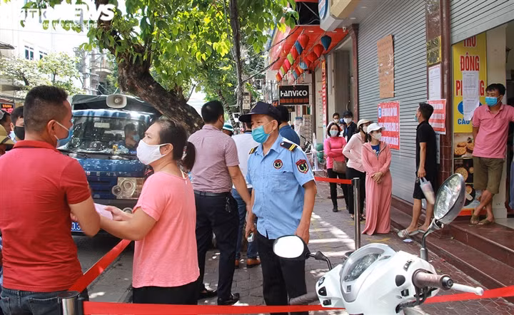 Can Ram thang 8: Noi xep hang cho mua, noi khong bong khach mua banh-Hinh-14