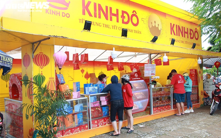 Cận Rằm tháng 8: Nơi xếp hàng chờ mua, nơi không bóng khách mua bánh - Hình 27 Can Ram thang 8: Noi xep hang cho mua, noi khong bong khach mua banh-Hinh-27